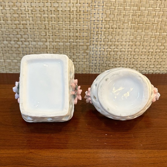 🌟HP🌟VTG 1990s 2 Small White Porcelain Reticulated Applied Floral Baskets - Picture 5 of 5